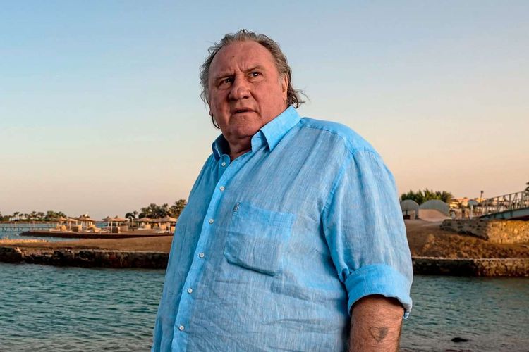 Gérard Depardieu am Meer in blauem Hemd im Sonnenuntergang