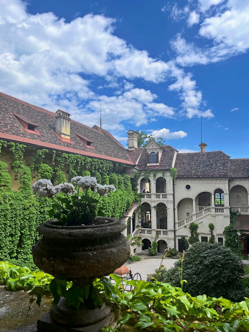 Schloss Hollenegg und die bärtige Therese