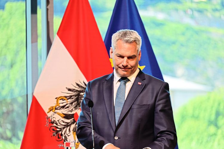 Kanzler Karl Nehammer (ÖVP) bei der gemeinsamen Pressekonferenz mit Olaf Scholz am Freitag in Salzburg.