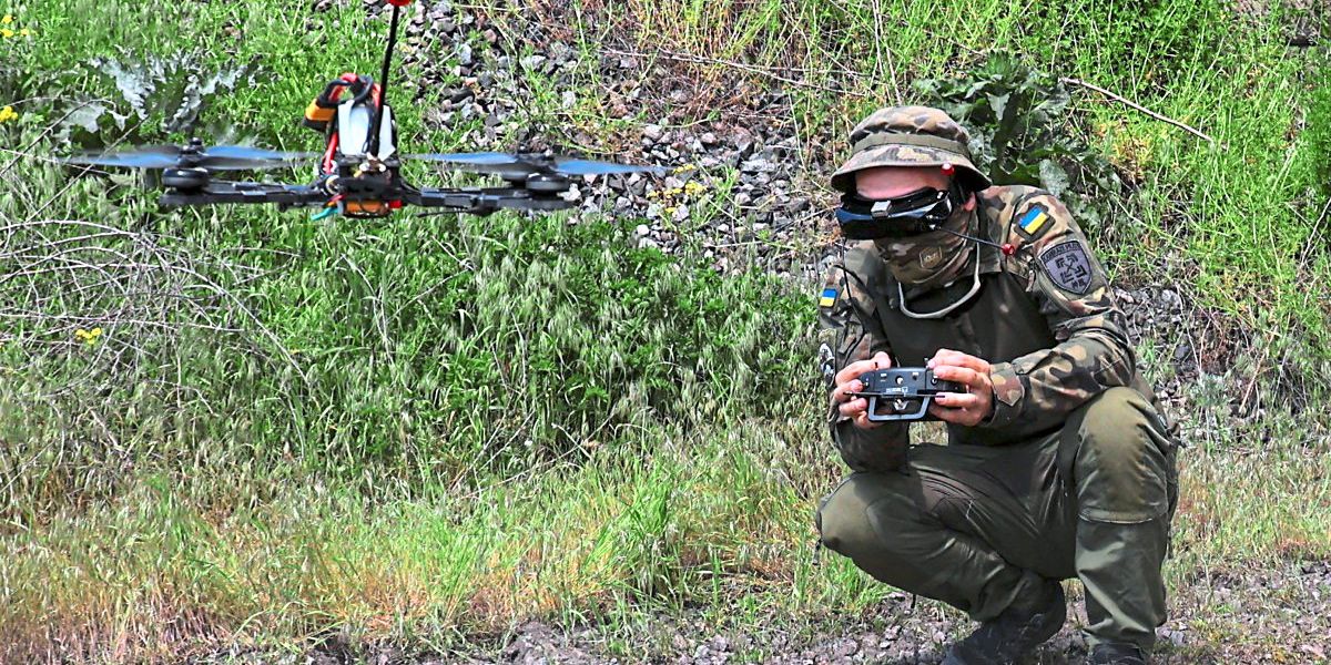 Russen montieren Anti-Drohnen-Netze in den Straßen, Ukrainer fliegen durch