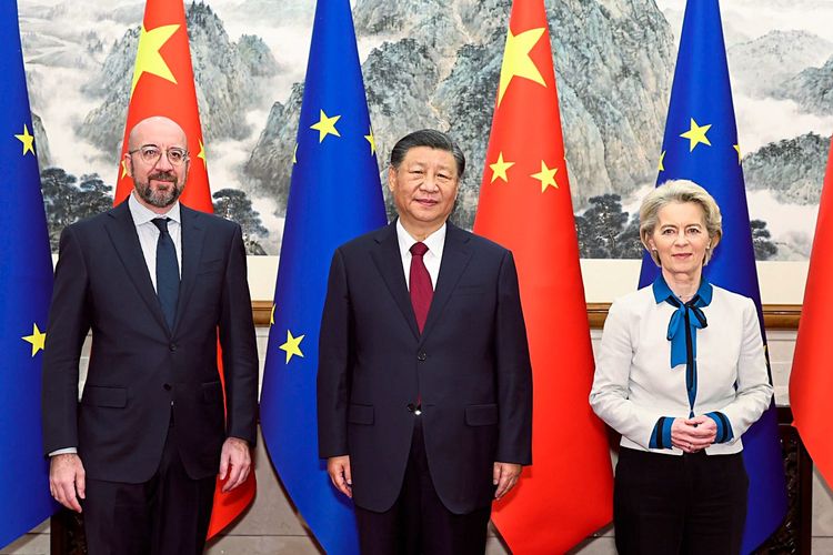 EU-Kommissionspräsidentin Ursula von der Leyen, Chinas Präsident Xi Jinping und EU-Präsident Charles Michel