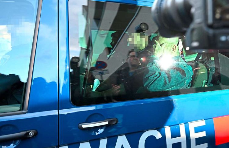 Fritzl verdeckt sein Gesicht mit der Hand, als er in einem Fahrzeug der Justizwache am 25. Jänner 2024 zum Landesgericht Krems gebracht wird.