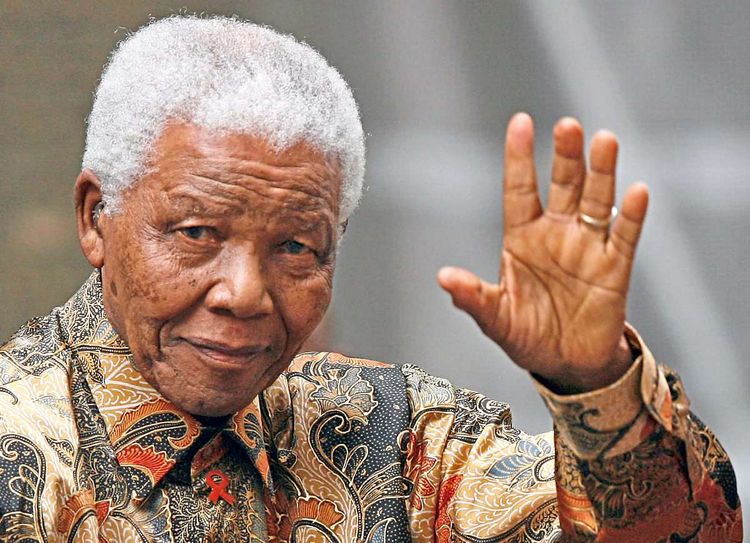 Nelson Mandela winkt.