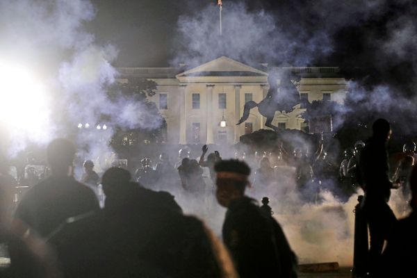 FBI-entl-sst-Agenten-die-bei-einer-Black-Lives-Matter-Demonstration-niederknieten