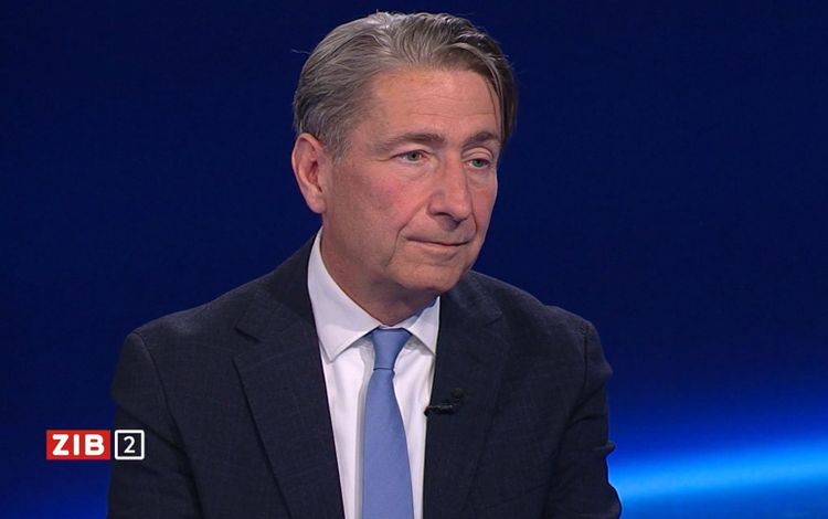 Nikolaus Forgo, Digitalrechtsexperte an der Universität Wien, sitzt im Studio der 