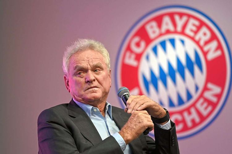 Maier mit Mikrofon. Dahinter das Bayern-Logo.