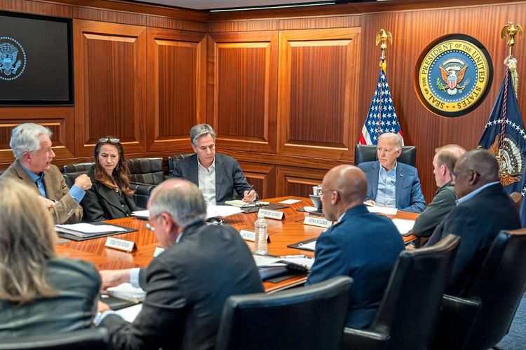 US-Präsident Biden bei Treffen mit seinem Krisenstab
