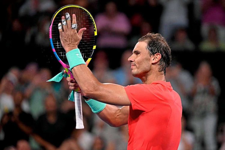 Nadal klatscht mit Tennisschläger in Hand Richtung Publikum.
