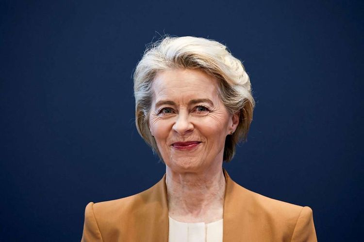 EU-Kommissionschefin Ursula von der Leyen in hellbraunem Sakko.