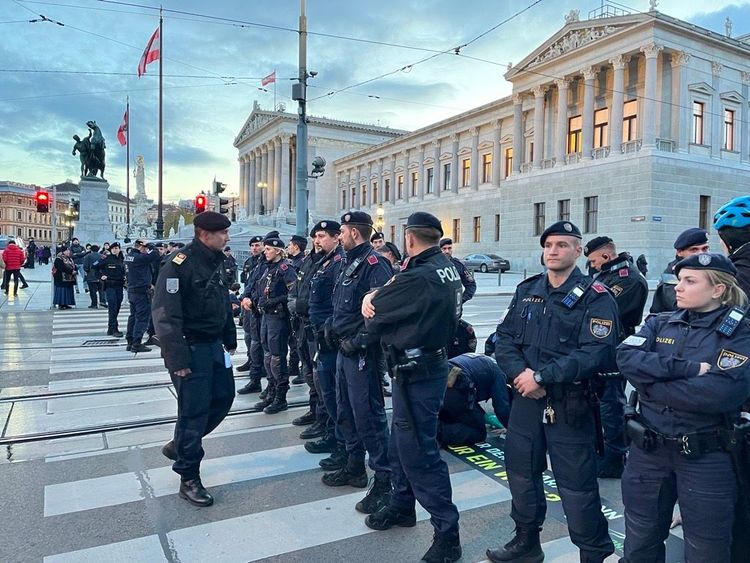 Polizeiabsperrung vor dem Parlament.