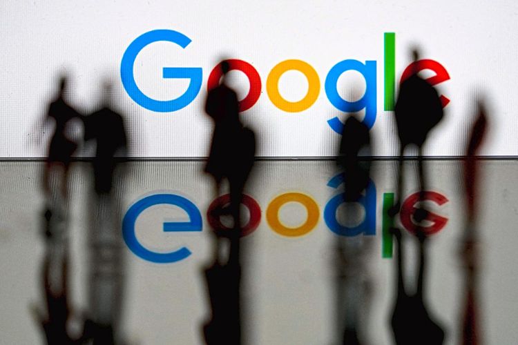 Die Illustration zeigt Silhouetten vor dem Logo des Unternehmens Google