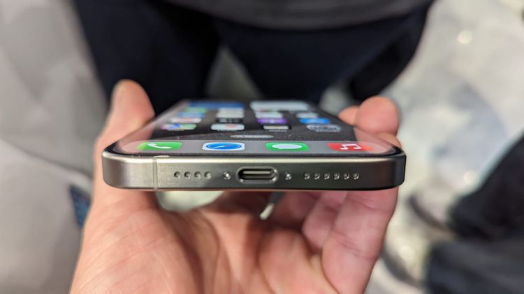 Das iPhone 15, Ansicht Unterkante mit USB-C-Port.