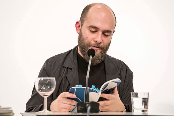 Wie-Lyriker-Breyger-mit-durchdrehenden-Gedichten-in-die-Dystopie-rast