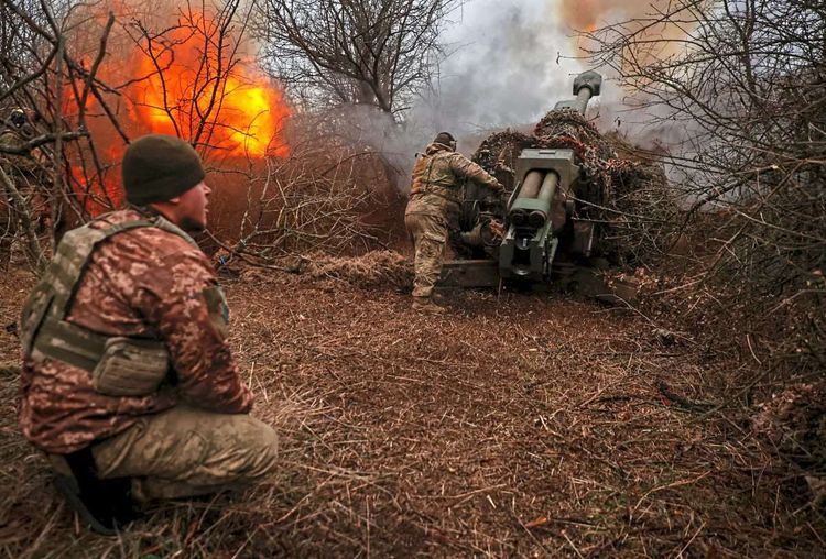 Ukrainische Soldaten an einer Haubitze.