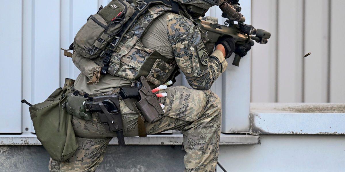 How does the Austrian Armed Forces weed out right-wing extremists?