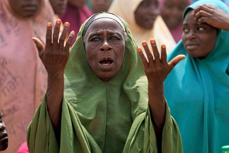 Eine Frau betet für die entführten Schulkinder im Bundesstaat Kaduna.