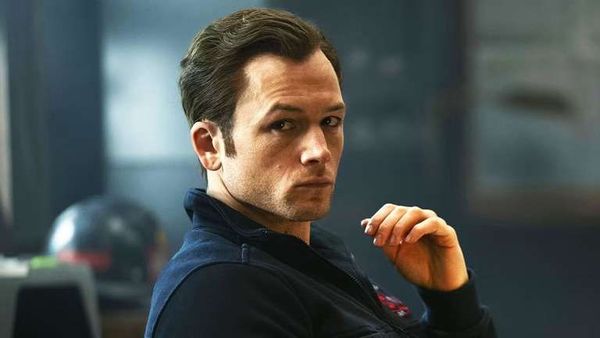 -Smoke-auf-Apple-Taron-Egerton-spielt-mit-dem-Feuer