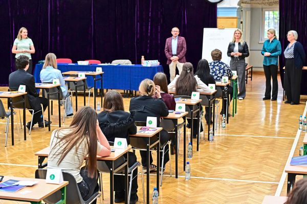 2025-h-chste-matura-erfolgsquote-an-ahs-geringste-an-hak