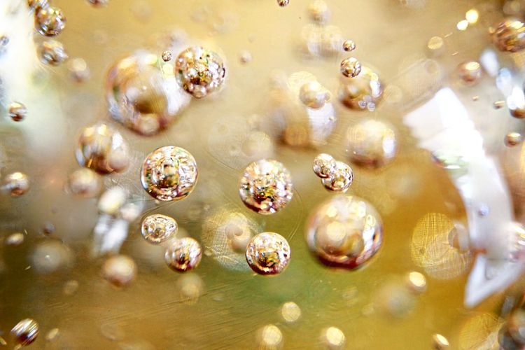 Abstrakte, teils unscharfe Blasen repräsentieren instabile Zustände in Atomen; magischer Sauerstoff