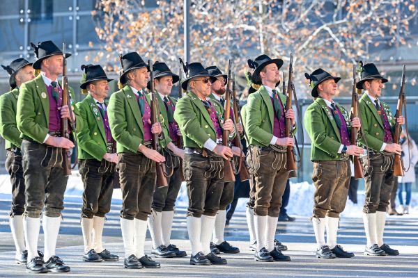 Keine-Sch-tzinnen-Eine-Zirbe-zu-viel-werte-Herren-