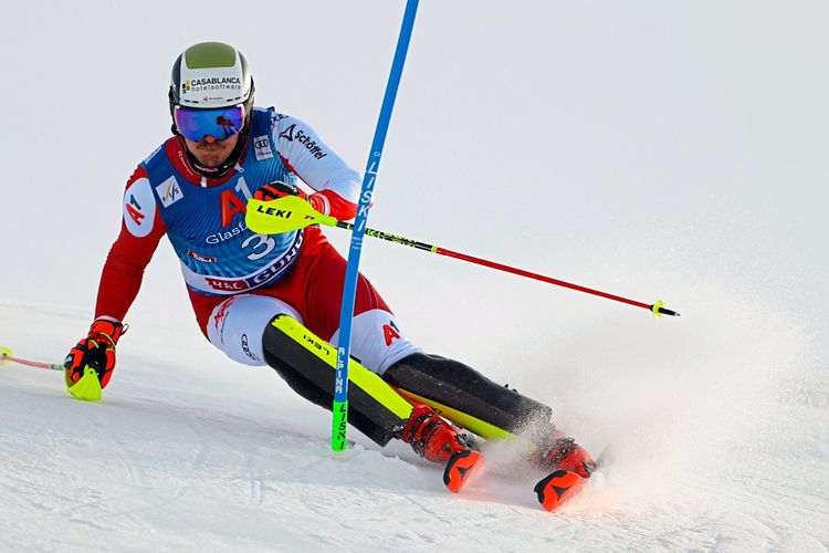 Manuel Feller vor blauer Slalomstange.