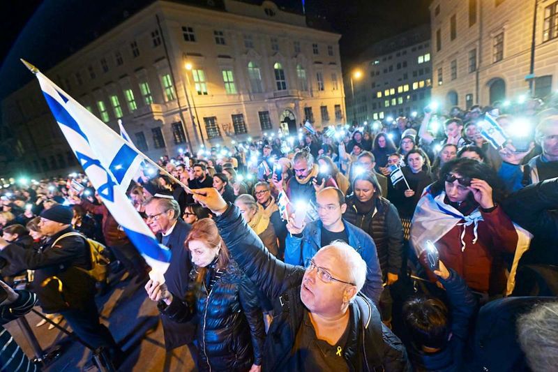 Mehr als 1000 Menschen in Wien bei Gedenken an Opfer des Hamas-Angriffs: "Israel wird leben"