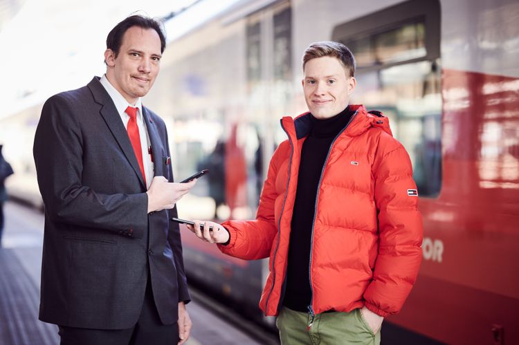 Ein ÖBB-Mitarbeiter scannt ein Ticket auf Reisingers Smartphone.