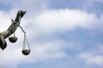 KI vor Gericht: Warum der Mensch das letzte Wort behalten muss