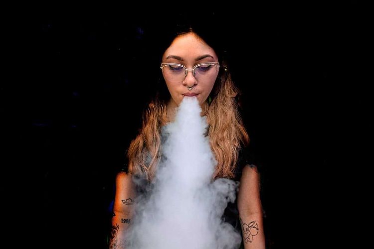 Eine junge Frau mit E-Zigarette