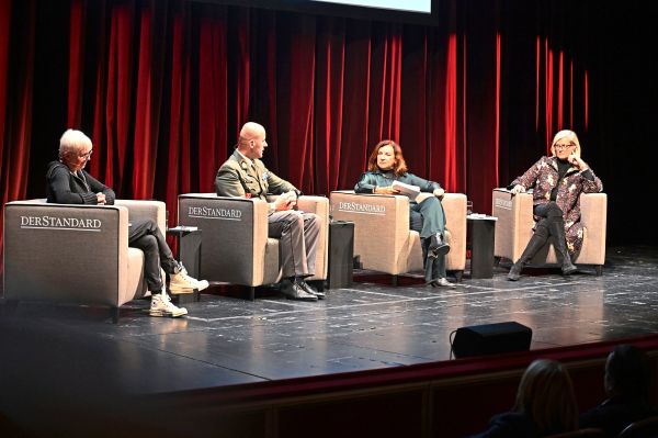 Burgtheater-Diskussion-um-Europa-einen-Kontinent-auf-der-Suche-nach-Sicherheit-und-sich-selbst