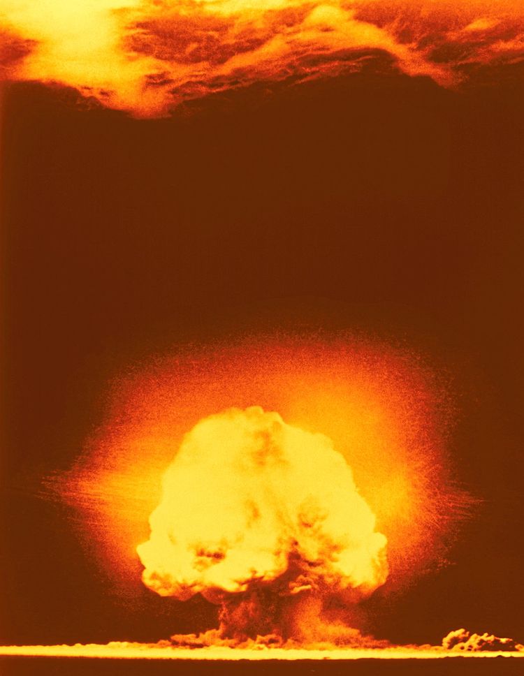 Atompilz des ersten Atombombentests am 16. Juli 1945 in New Mexico in Orangetönen.