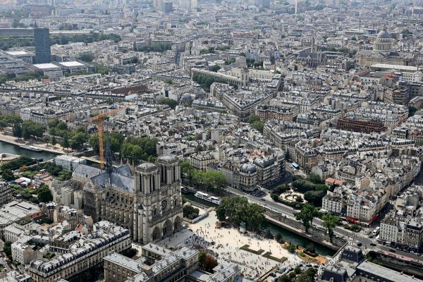Pariser-Kathedrale-Notre-Dame-erh-lt-im-Herbst-neue-Fenster