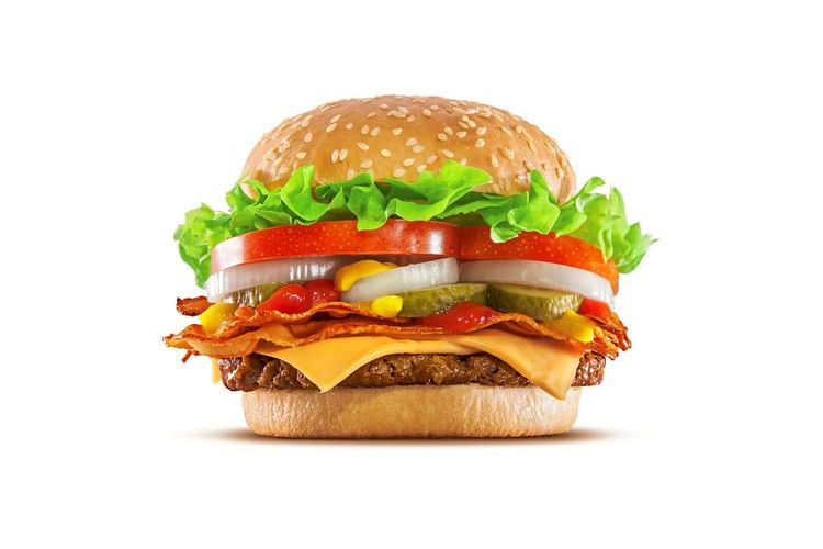 Ein Cheeseburger mit Speck, Gurkerln, Zwiebel und Salat.
