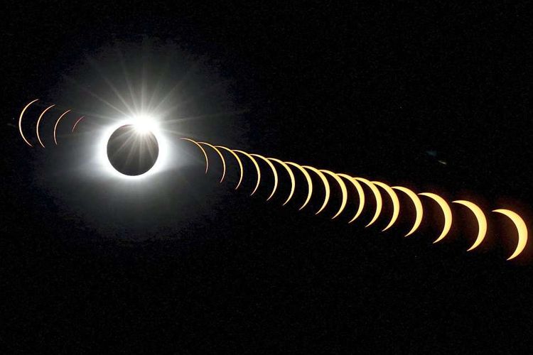Dieses Bild einer totalen Sonnenfinsternis wurde aus 21 Fotos zusammengesetzt.
