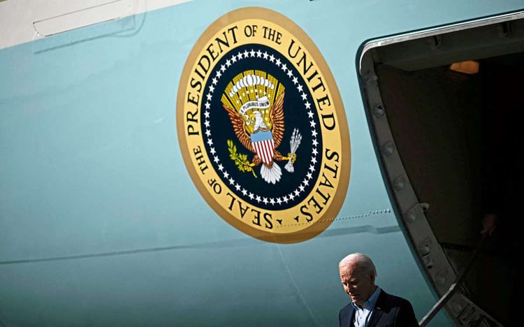US-Präsident Joe Biden beim Verlassen der Air Force One. Vor allem auf Gegenstände mit dem Emblem des Potus haben es die Langfinger abgesehen.