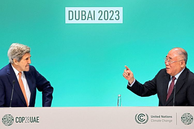 John Kerry und Xie Zhenhua bei COP28 in Dubai 2023, grüner Hintergrund