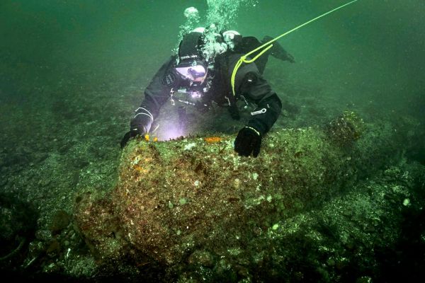 Taucher-entdeckten-englische-Kanonen-vor-der-deutschen-Insel-Helgoland