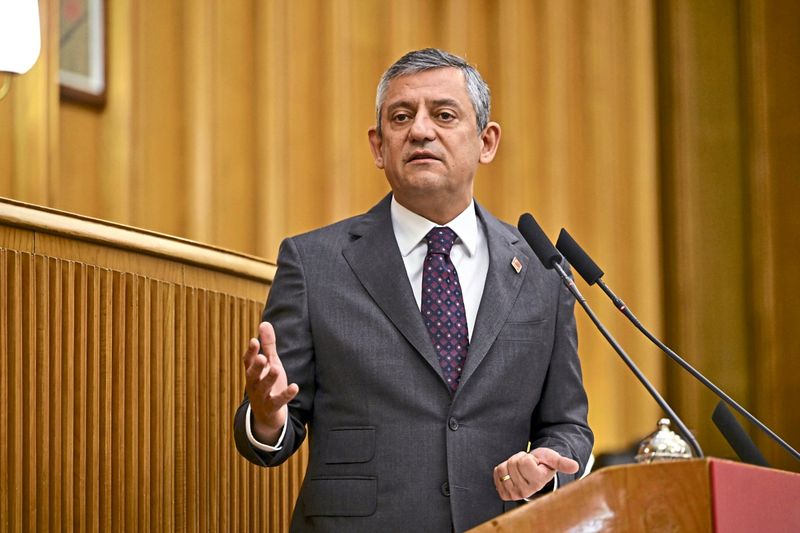 Gericht setzt türkischen Oppositionsführer ab,  Börse bricht ein