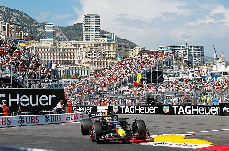 Max Verstappen vor der Kulisse Monacos.
