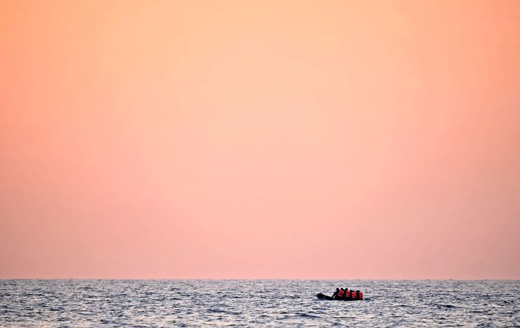 Menschen mit Schwimmwesten auf einem Boot im Mittelmeer