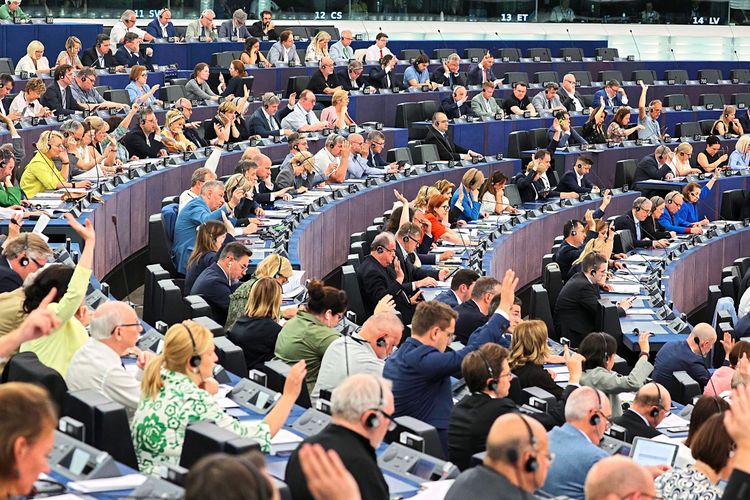 Abgeordnete im EU-Parlament in Straßburg debattieren am Vortag der Abstimmung über das Renaturierungsgesetz.