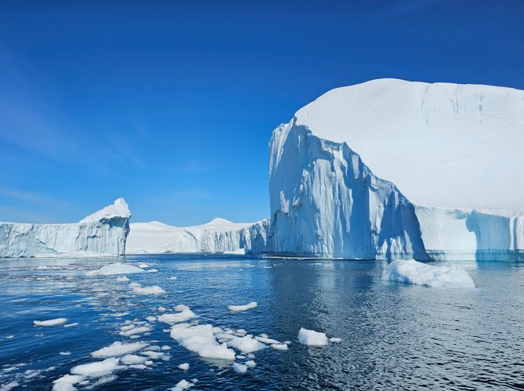Riesige Eisberge kalben vom Gletscher Sermeq Kujalleq und treiben langsam in die Bucht vor Ilulissat in Grönland.Die größeren machen sich auf den Weg in den Nordatlantik- auch der Eisberg, der die Titanic auf dem Gewissen hat, ist vermutlich von diesem Gletscher gekommen.