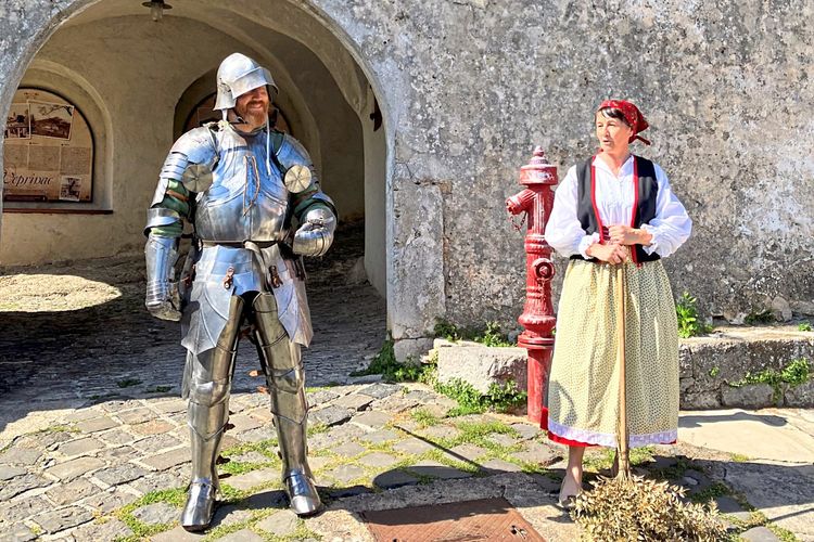 Ritter und eine Dame im mittelalterlichen Kostüm am Burgberg des Bergdorfes Veprinac