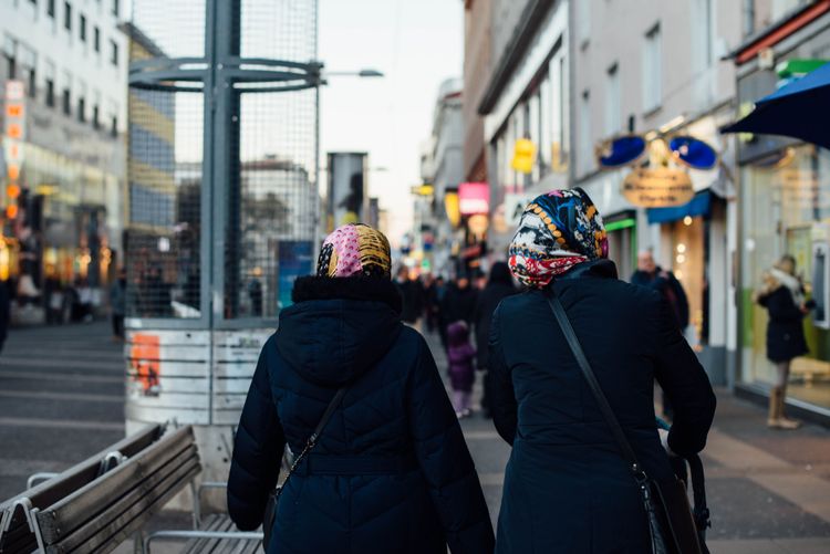 Straßenszene mit zwei Frauen mit Kopftuch