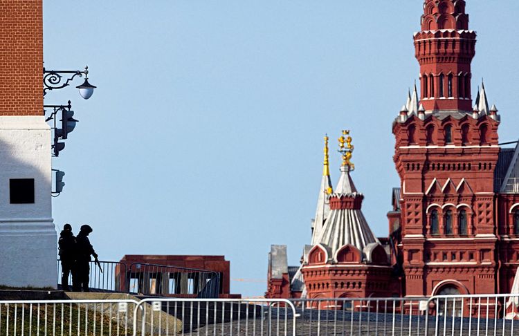 Zwei Wachen am abgesperrten Roten Platz in Moskau