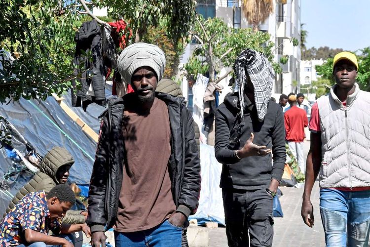 Migranten aus Subsahara-Afrika in Tunis auf offener Straße