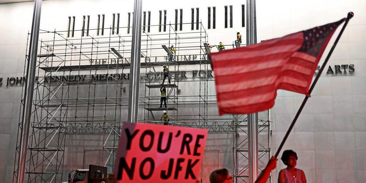Tafelstreit: Trump-Schriftzug von Washingtoner Kennedy Center entfernt