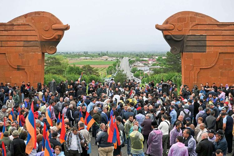 Demonstrierende versammeln sich vor dem Sardarapat-Denkmal