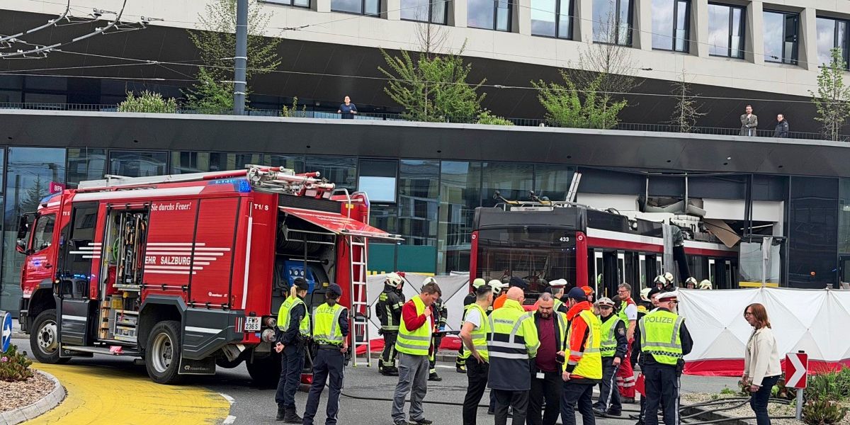 Bus krachte in Salzburg in Supermarkt: Ein Toter, sieben Verletzte
