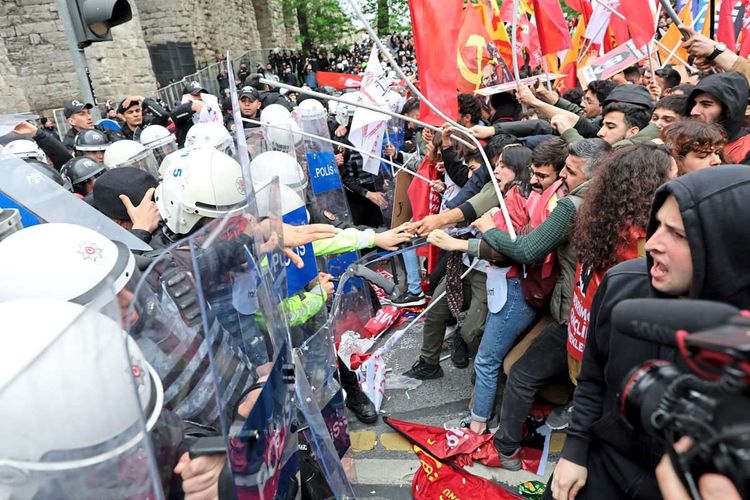 Demonstrantinnen und Demonstranten in Istanbul